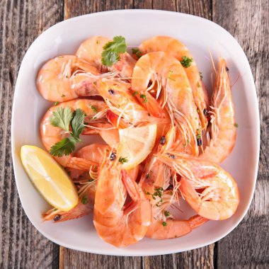 Kızarmış karides maydanoz ile