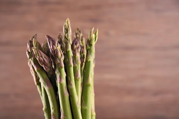 Asparagi freschi su legno — Foto Stock