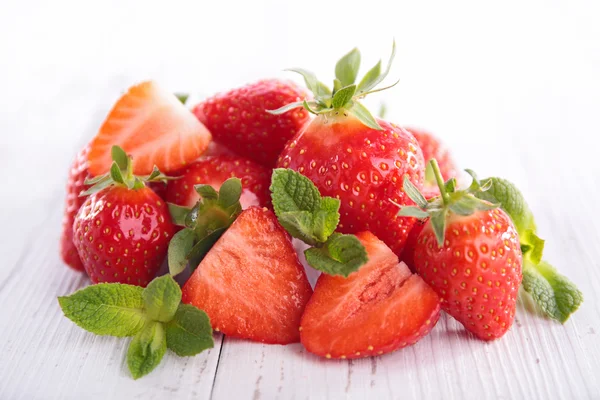 Erdbeere in Scheiben geschnitten mit Minze — Stockfoto