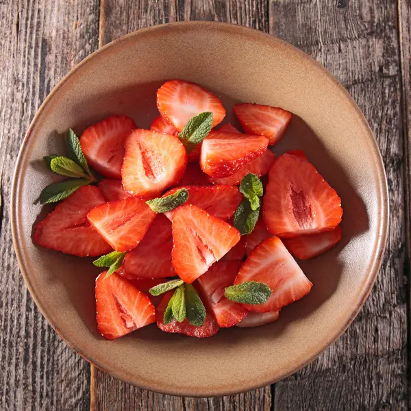 Fresh strawberries in bowl — Stock Photo, Image