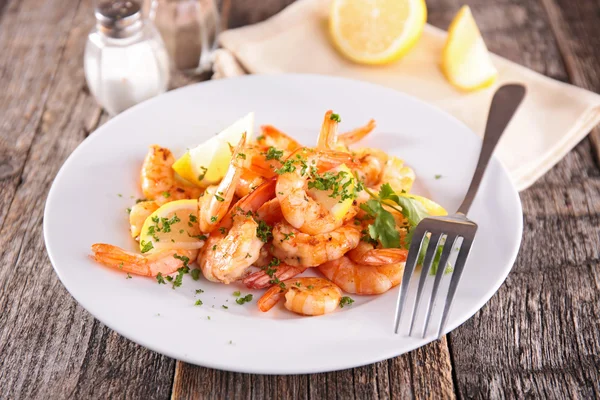 Fried shrimp with parsley — Stock Photo, Image