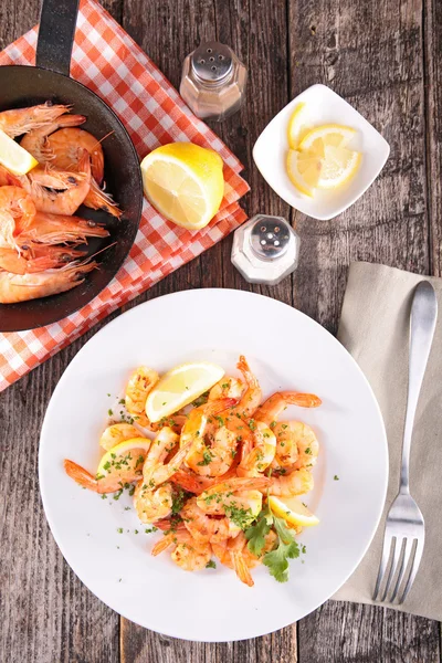 Fried shrimp with parsley — Stock Photo, Image