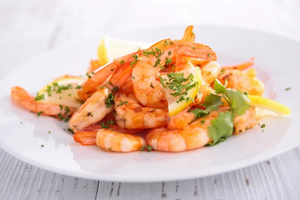 Fried shrimp with parsley — Stock Photo, Image