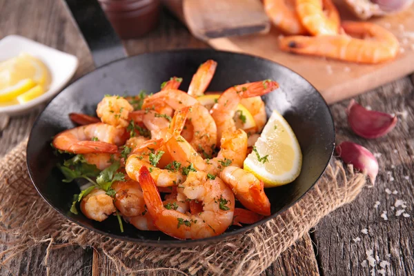 Fried shrimp with parsley — Stock Photo, Image