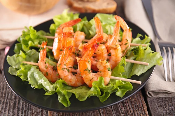 Camarones fritos y ensalada —  Fotos de Stock