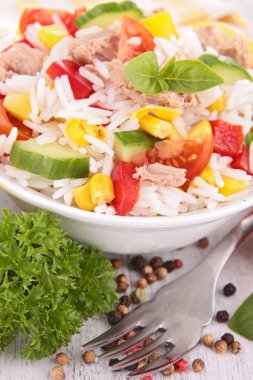 Pirinç salatası görünümünü