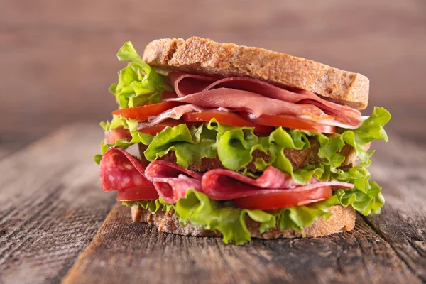 Свежий вкусный сэндвич с салями — стоковое фото