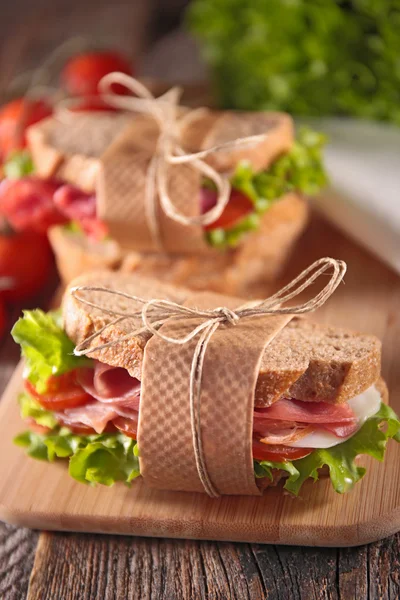 Smörgås med skinka på nära håll — Stockfoto
