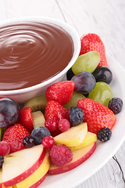 Frutas e molho de chocolate — Fotografia de Stock