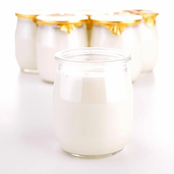 Färsk yoghurt i burkar — Stockfoto