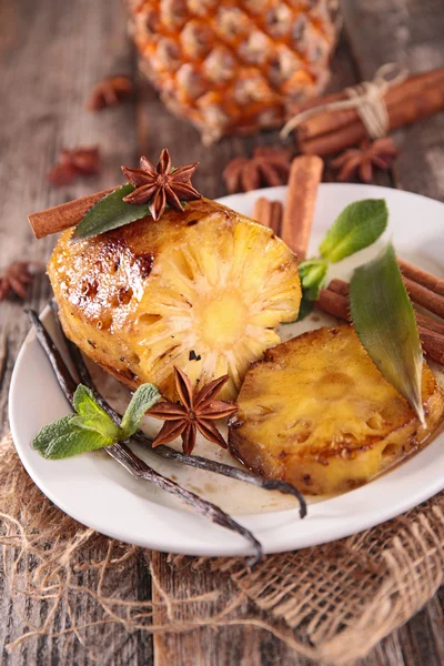 Grilovaný ananas s kořením — Stock fotografie
