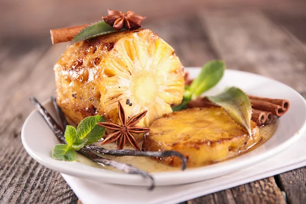 Grillad ananas med kryddor — Stockfoto