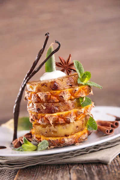 Grilled pineapple with cream and vanilla — Stock Photo, Image