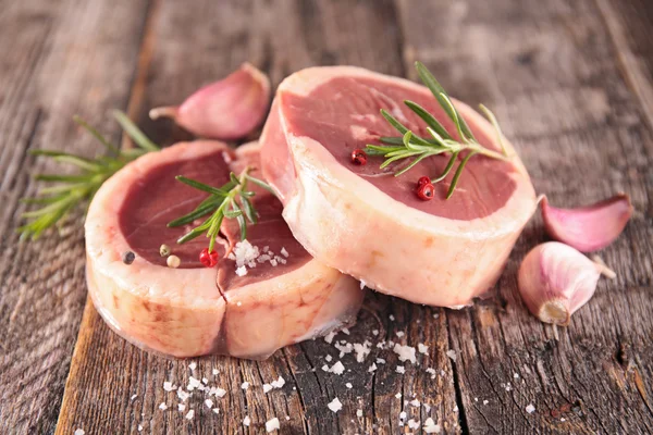 Syrové maso na zalesněný pozadí — Stock fotografie