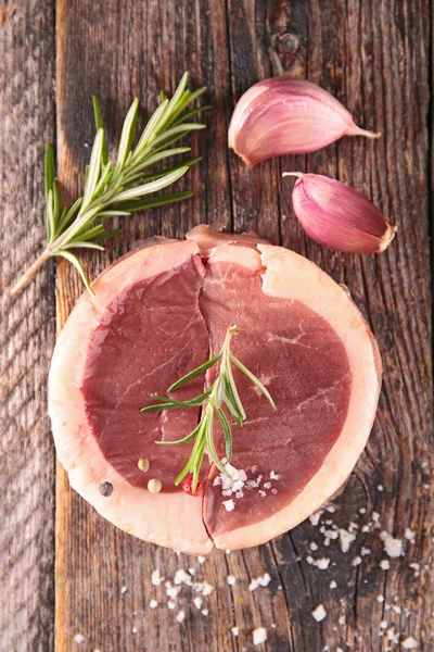 Carne cruda su fondo legnoso — Foto Stock