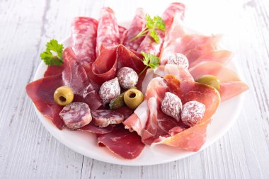 Salam, sosis, salam ve sosis