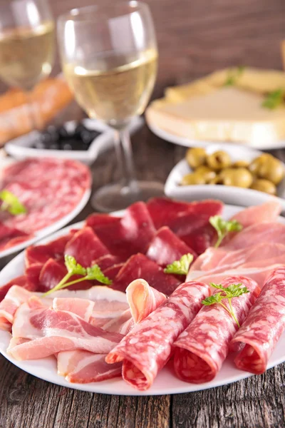 Prato com carnes e copo de vinho — Fotografia de Stock