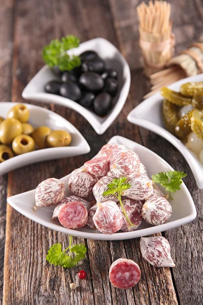 Буфетна їжа з ковбасою та оливками — стокове фото
