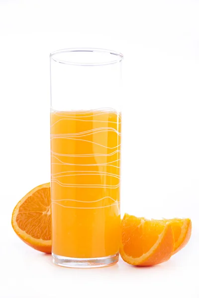 Apelsinjuice och mogna apelsiner — Stock fotografie