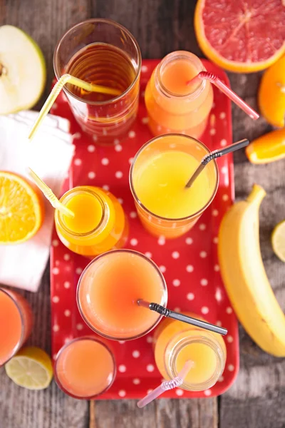 Fruit juices with fresh fruits — Stock Photo, Image