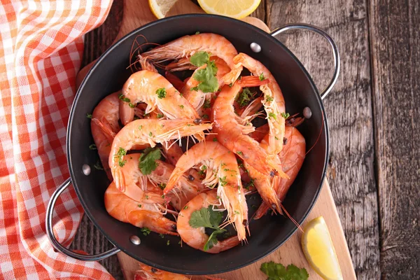 Shrimp in pan view — Stock Photo, Image