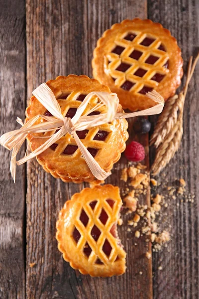 Bolinhos com engarrafamento de bagas — Fotografia de Stock