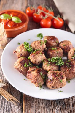 Kızarmış köfte ve domates sosu.