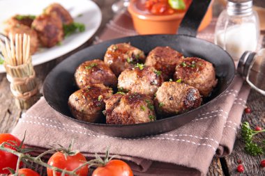 Kızarmış köfte ve domates sosu.