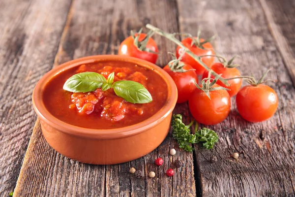 Primo piano di salsa di pomodoro e basilico — Foto Stock