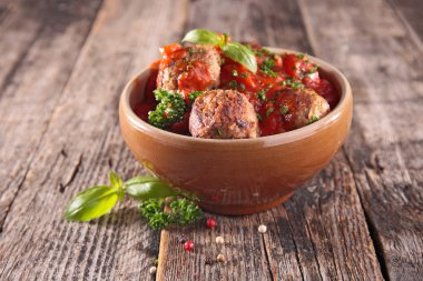 Köfte domates sosu ve fesleğen ile