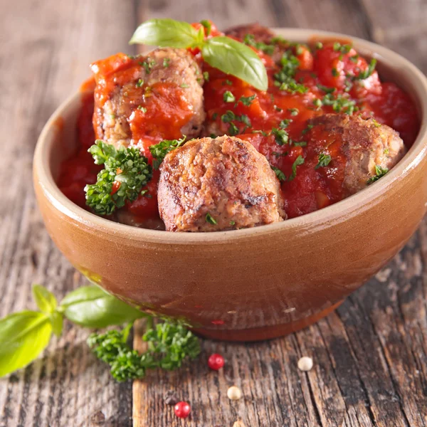 Almôndegas com molho de tomate e manjericão — Fotografia de Stock