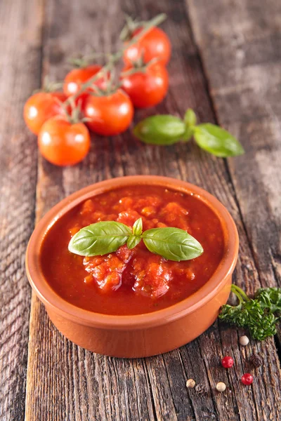 Nahaufnahme von Tomatensauce und Basilikum — Stockfoto