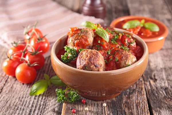 Almôndegas com molho de tomate e manjericão — Fotografia de Stock