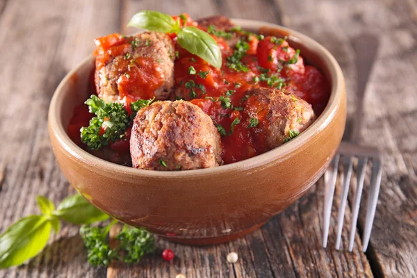 Polpette con sugo di pomodoro e basilico — Foto Stock