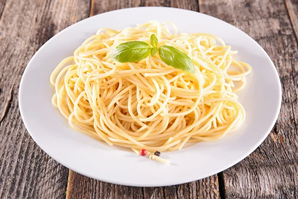 Välsmakande spaghetti på tallrik — Stockfoto