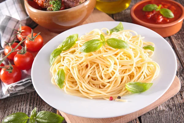 Spaghetti och ingredienser på nära håll — Stockfoto