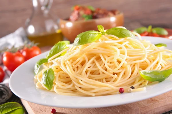 Spagetti og ingredienser i nærheten – stockfoto