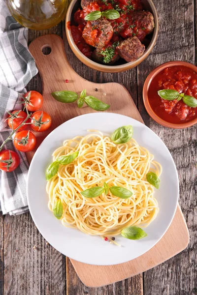 Špagety a ingredience zblízka — Stock fotografie