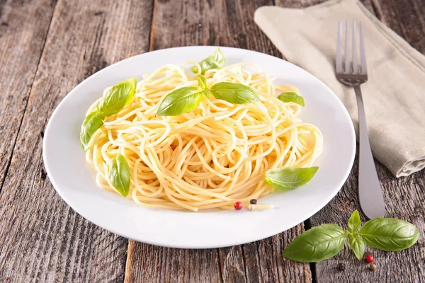 Spaghetti gustosi sul piatto — Foto Stock