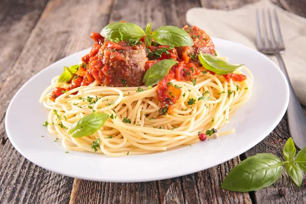 Leckere Spaghetti und Basilikum — Stockfoto
