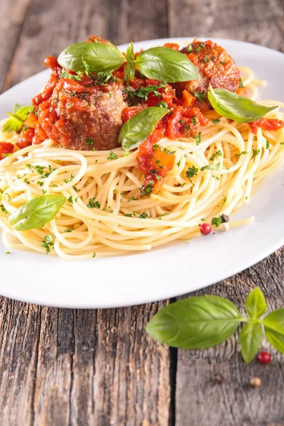 Leckere Spaghetti und Basilikum — Stockfoto