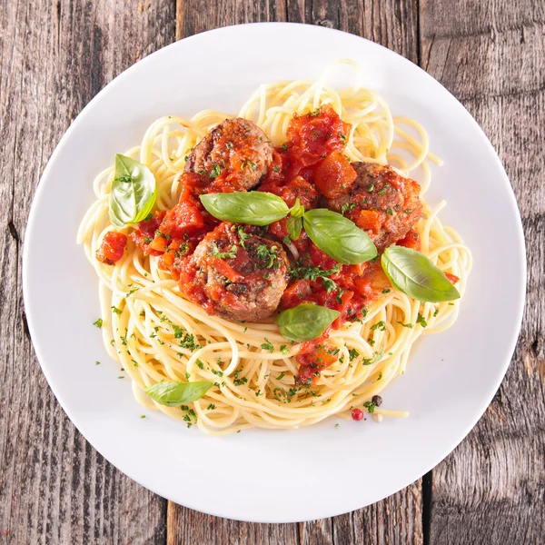 Leckere Spaghetti und Basilikum — Stockfoto