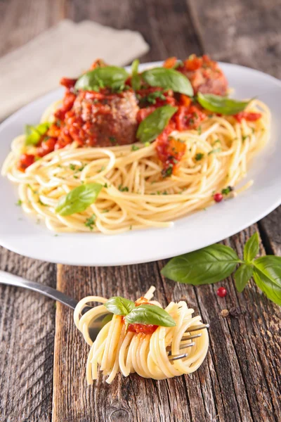 Tasty spaghetti and basil — Stock Photo, Image