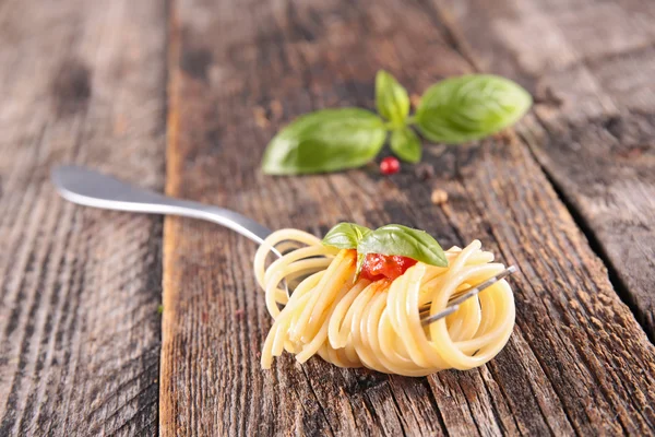 Espaguete e manjericão em garfo — Fotografia de Stock