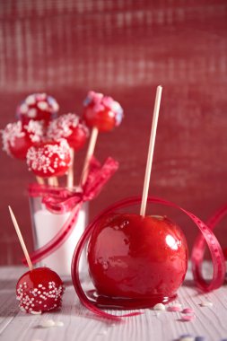 Toffee elma ve pasta çıkar