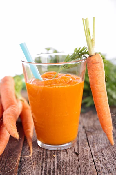 Carrot cocktail with fresh carrots — Stock Photo, Image