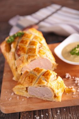 Dilimlenmiş etli börek maydanoz ile