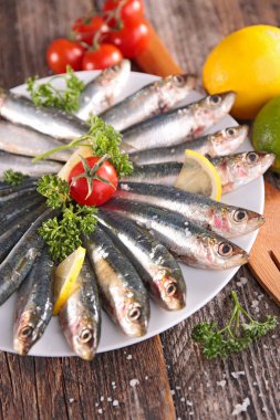 Çiğ küçük balık