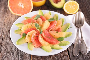 Greyfurt ve Avokado salatası