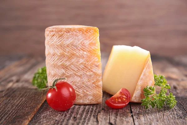 Sýr s rajčaty a bylinkami — Stock fotografie